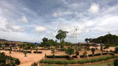 视频移动左一边风涡轮机生成电农场山背景美丽的云天空考县呵呵碧差汶泰国